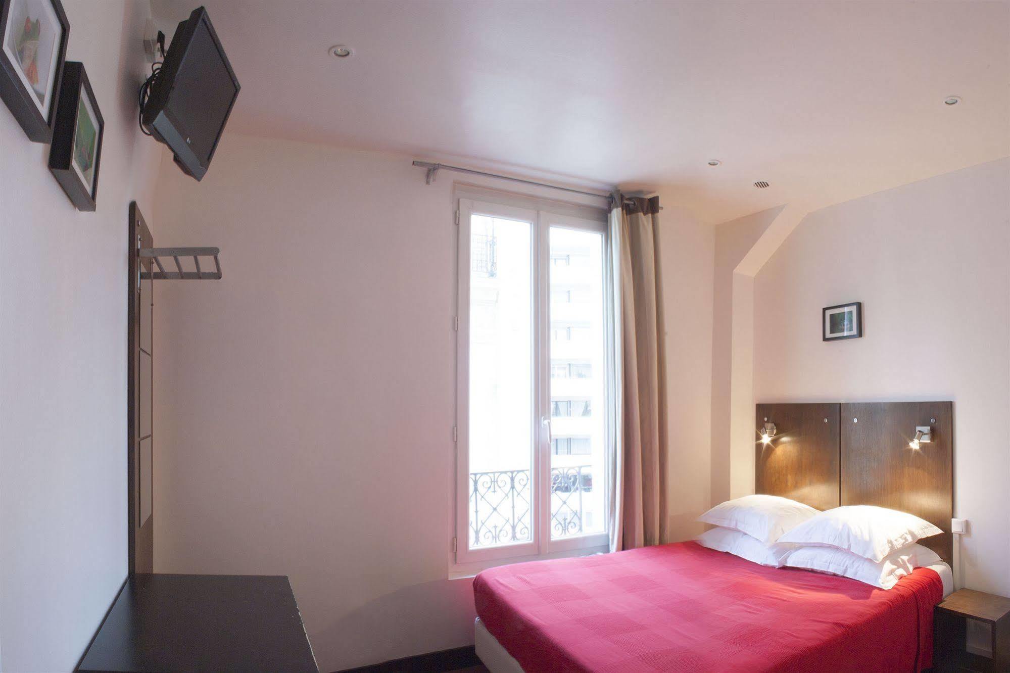 Hotel Biskui Levallois-Perret Exterior photo